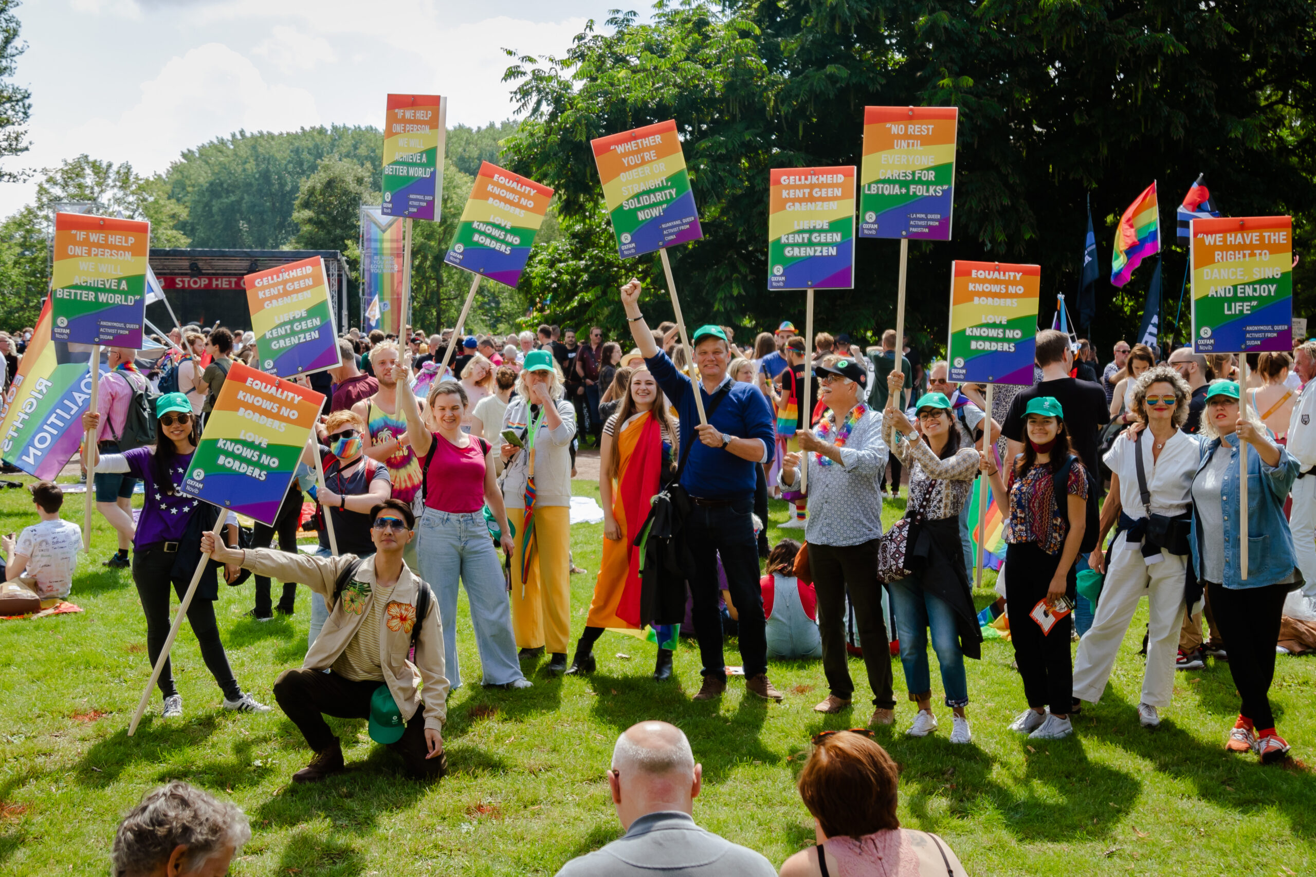 Rappresentanti di diverse organizzazioni LGBT in posa per una foto di gruppo.